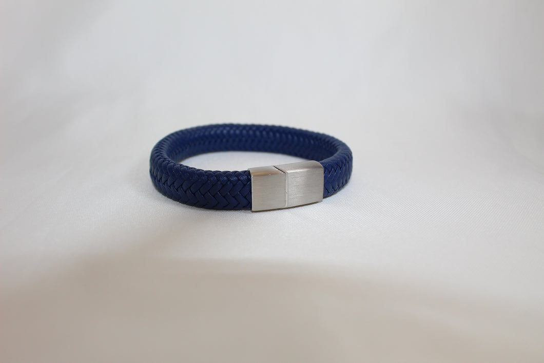 Pulsera de piel azul marino con broche magnético plateado