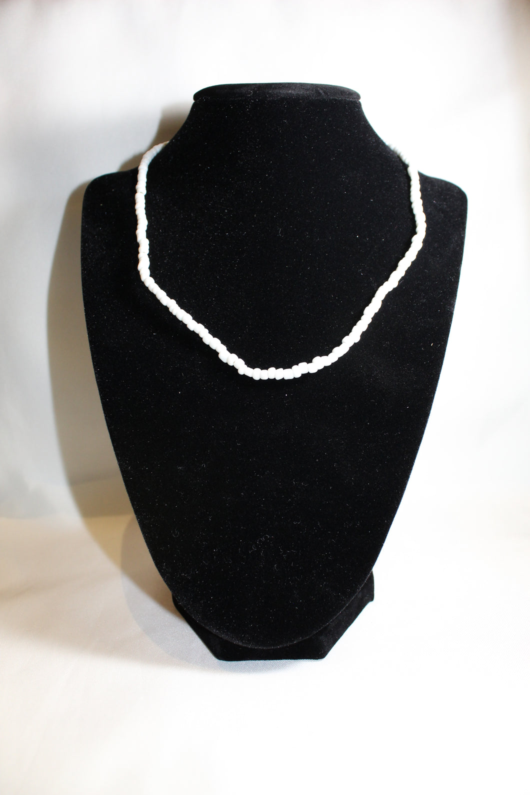 Choker de cuentas blancas