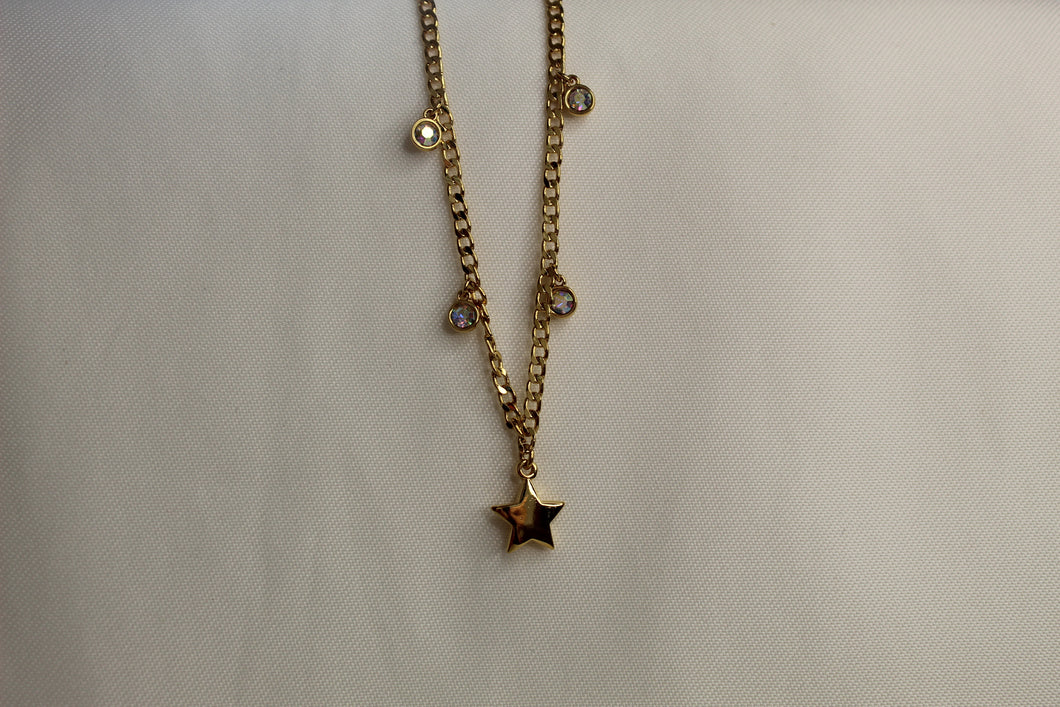 Collar con estrella y diamantes